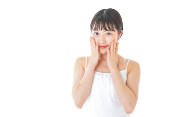 肌のケアをする若い女性