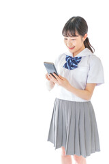 スマートフォンを使う若い女子学生