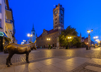 Fototapeta na wymiar Torun. Old market square and town hall at sunrise.