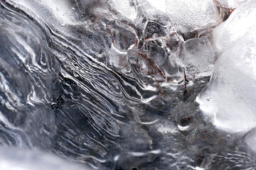 Gefrorenes Eis über fließendem Wasser