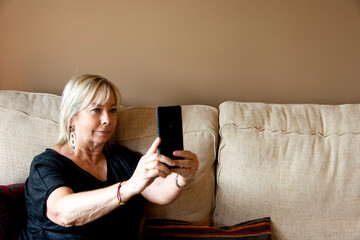 femme prenant un selfie