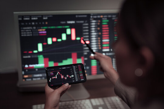 Crop trader using smartphone and working with binary option