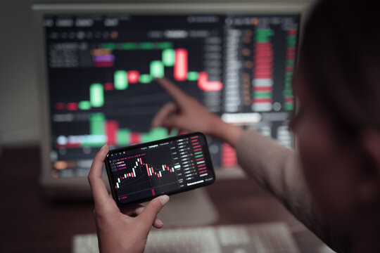 Crop trader using smartphone and working with binary option