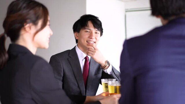 お酒を飲むビジネスパーソン
