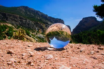 Lensball in der Schlucht