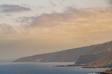 Paisaje con nubes de fondo en la costa de Tenerife