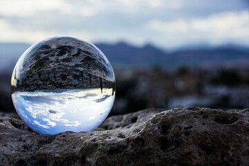 Lensball auf der Mauer