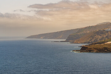 Paisaje con nubes de fondo en la costa de Tenerife