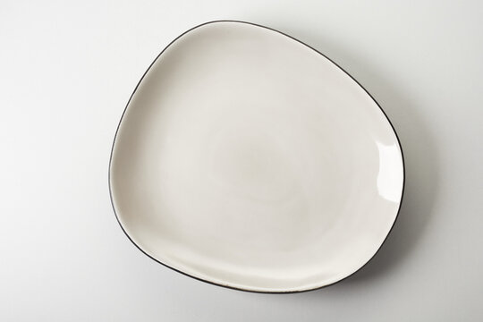 Uneven plate with black brim