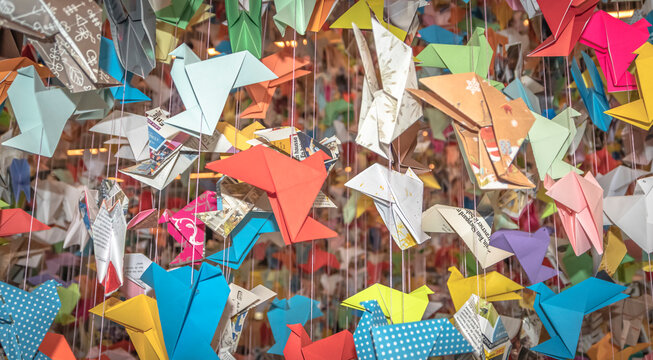 Cocotes en papier de toutes les couleurs.	