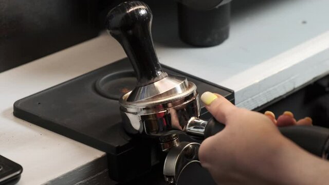 The girl incorrectly puts the tempera when pressing coffee