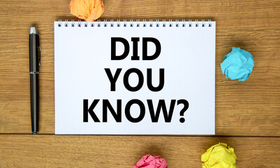 Naklejka premium Did you know symbol. Words 'Did you know' on beautiful wooden table, colored paper, black metallic pen. Business, did you know concept, copy space.
