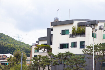 building with tv antenna