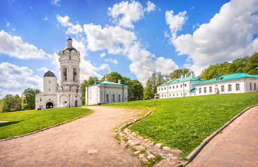 Fototapeta na wymiar Tower, bell tower and Church of St. George in Kolomenskoye in Moscow