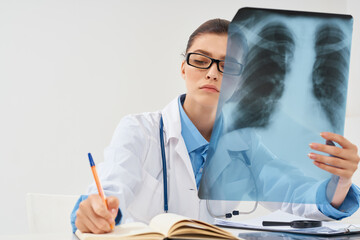 Obraz na płótnie Canvas female doctor in white coat x-ray treatment diagnosis