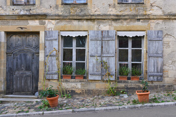 Fototapeta na wymiar Vieille façade de maison dans la rue Saint Pierre à Vézelay (89450), Yonne en Bourgogne-Franche-Comté, France