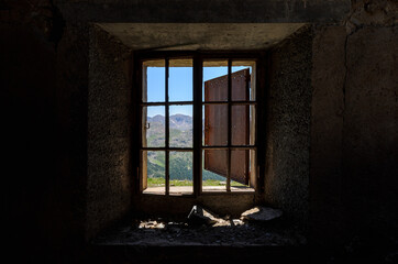 Fenêtre sur le Mercantour depuis le fort de Pelousette