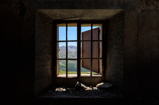 Fen&ecirc;tre sur le Mercantour depuis le fort de Pelousette