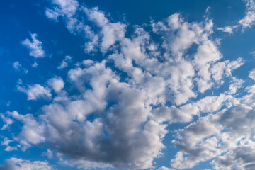 blauer Himmel mit weißen Wolken
