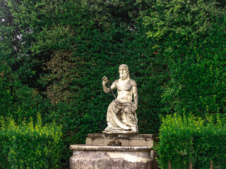 Fototapeta na wymiar statue in the park