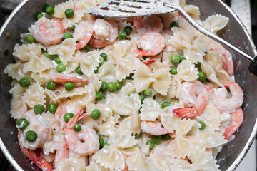 pasta with green peas and shrimps