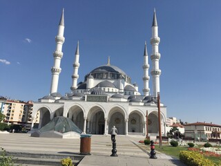 Fototapeta na wymiar Beautiful Large Mosque Exterior view
