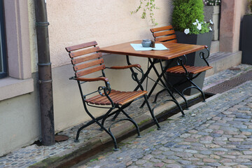 Fototapeta na wymiar restaurant, tisch, stuhl, cafe, holz, freiburg, altstadt