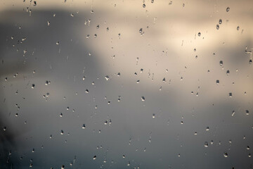 Gotas de lluvia sobre vidrio 