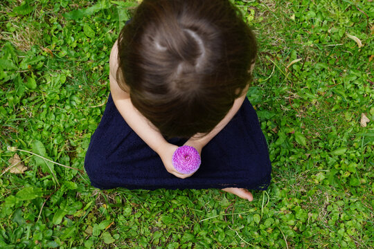 enfant fleur m&eacute;ditation