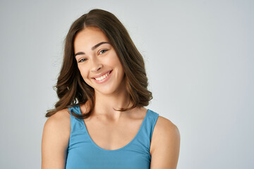 Obraz premium pretty brunette in blue t-shirt posing smile light background