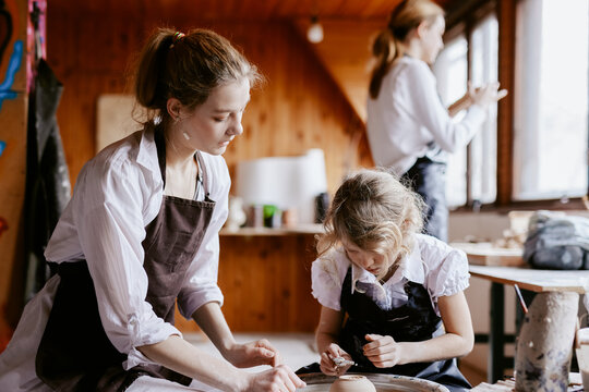 Craftswoman providing master class in workshop 