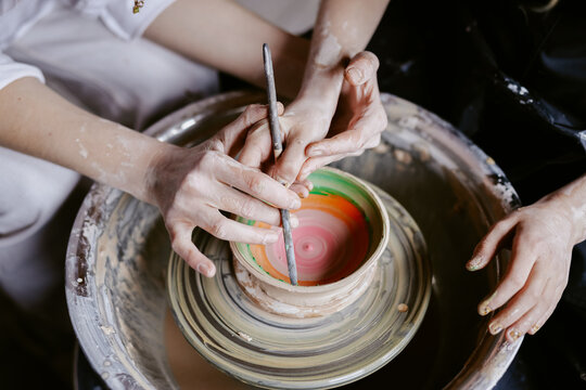 Process of drawing pottery 