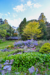 Obraz premium Bottom view of wooden bridge in Asian style in park