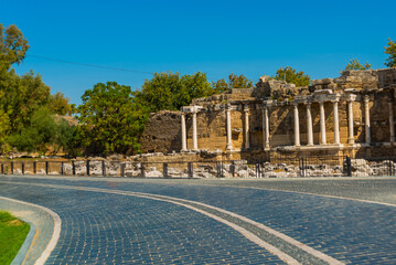 Obraz premium SIDE, TURKEY: Nympheum fountain in the city of Side on a sunny summer day on the background of the blue sky