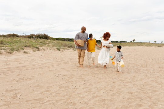 Dominican family arriving at the beach