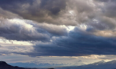 Fototapeta na wymiar Enormi nuvole grigio azzurre sopra le montagne e le valli dell’Appennino