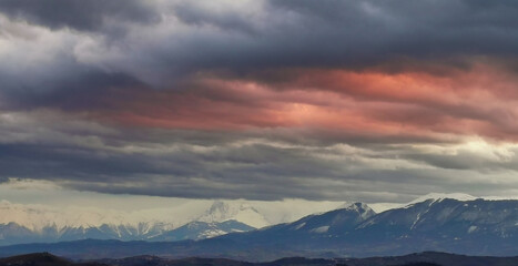 Obraz na płótnie Canvas Nuvole rosse sopra le cime innevate dei monti Appennini