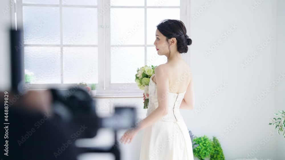 Aufkleber ウェディングドレスを着た女性　ブライダルイメージ　ウェディング　結婚式　スローモーション