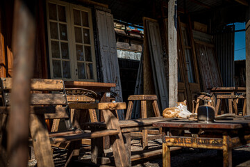 Fototapeta na wymiar muebles y antigüedades de campo en mueblería de pueblo antiguos y oxidados en color