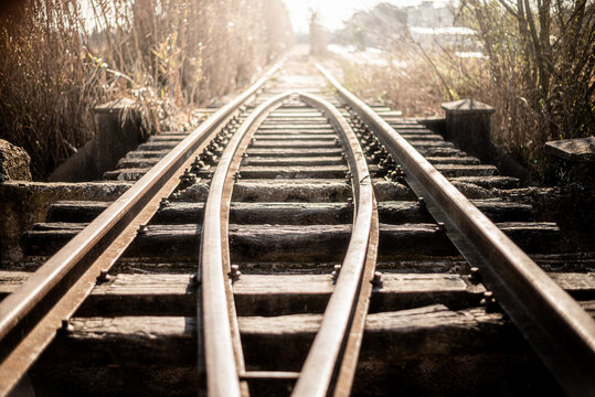 antiguas v&iacute;as de tren ferrocarril abandonadas y deterioradas sobre durmientes de madera quebracho 