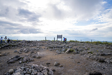 長野県諏訪市の霧ヶ峰を登山している風景 A view of climbing Kirigamine Peak in Suwa City, Nagano Prefecture.