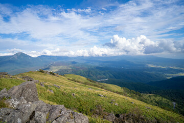 Fototapeta premium 長野県諏訪市の霧ヶ峰を登山している風景 A view of climbing Kirigamine Peak in Suwa City, Nagano Prefecture.