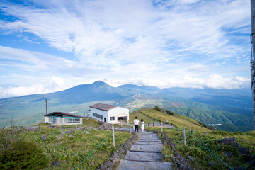 長野県諏訪市の霧ヶ峰を登山している風景 A view of climbing Kirigamine Peak in Suwa City, Nagano Prefecture.