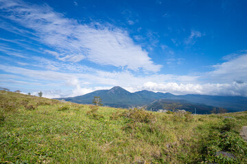 長野県諏訪市の霧ヶ峰を登山している風景 A view of climbing Kirigamine Peak in Suwa City, Nagano Prefecture.