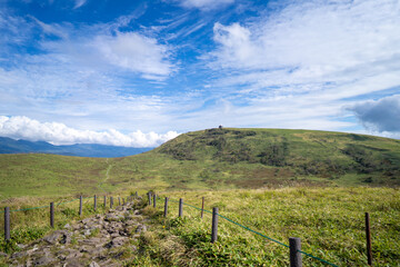 Obraz premium 長野県諏訪市の霧ヶ峰を登山している風景 A view of climbing Kirigamine Peak in Suwa City, Nagano Prefecture.