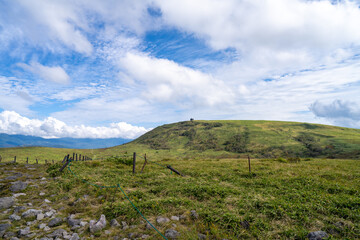 長野県諏訪市の霧ヶ峰を登山している風景 A view of climbing Kirigamine Peak in Suwa City, Nagano Prefecture.