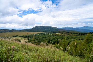 長野県諏訪市の霧ヶ峰を登山している風景 A view of climbing Kirigamine Peak in Suwa City, Nagano Prefecture.
