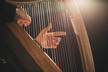 hands play the harp