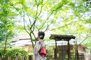 Naklejka na ściany i meble 日本庭園を散策する浴衣の女性