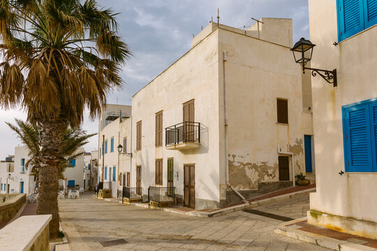 Glimpse of the village of Marettimo